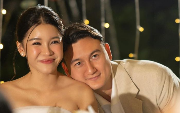 Vợ Đặng Văn Lâm siết bụng sau kết hôn