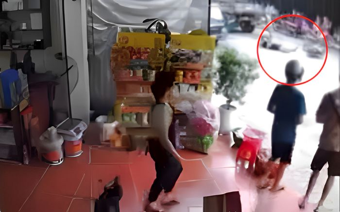 Tài xế mở cửa bất cẩn, cô gái ngã văng xuống đường, camera ghi lại 3 giây thót tim