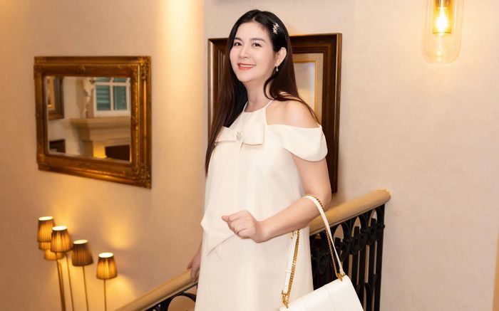 Kha Ly có hành động gây tò mò khi khoe con gái