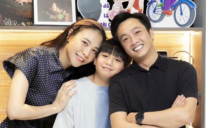 Vợ Cường Đô La khôn khéo trong cách nuôi dạy con riêng của chồng