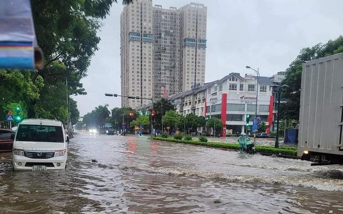 Mưa lớn kéo dài, đường phố Hà Nội chìm trong 'biển nước'