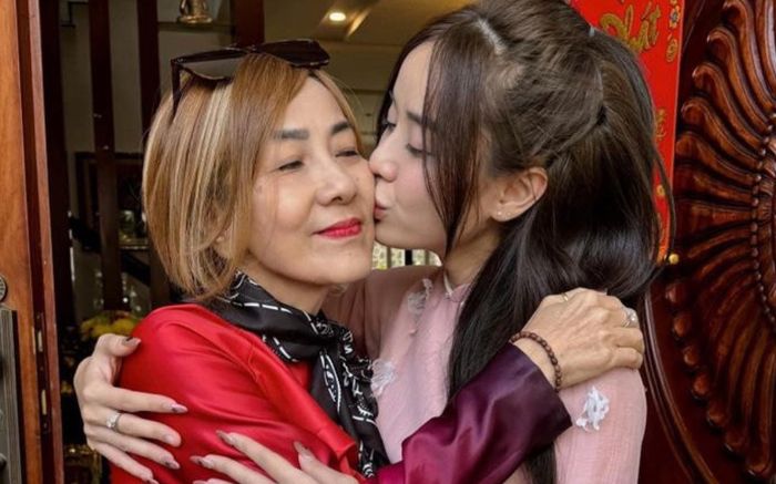 Anh trai Cindy Lư kể về ngày cuối đời của mẹ: Định tâm sự mà quên rằng mẹ đã mất