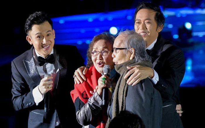 Hoài Linh dẫn mẹ ruột đi diễn cùng mình