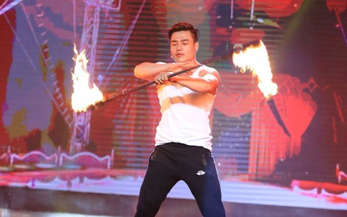 Nam diễn viên Việt vừa khoe kiếm 7 tỷ/ngày, từng đi múa lửa diễn xiếc kiếm sống