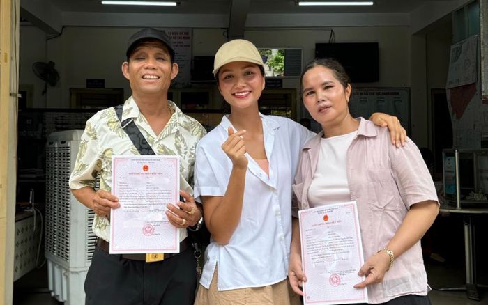 H'Hen Niê giúp bố mẹ làm giấy đăng ký kết hôn?