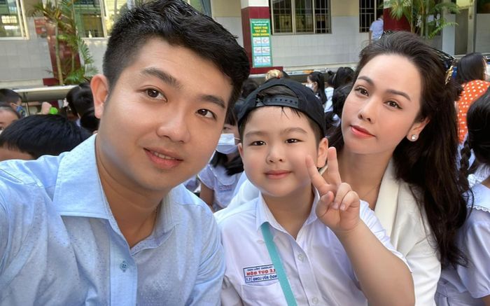 Quý tử nhà Nhật Kim Anh tận hưởng kỳ nghỉ hè bên mẹ, diện mạo nhóc tỳ gây chú ý