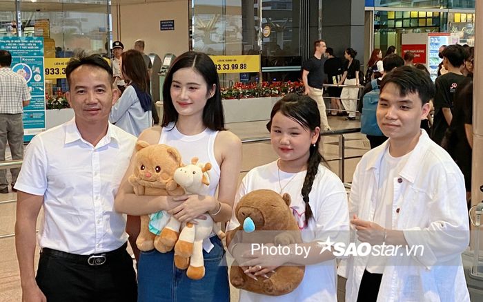 Bạn trai tiễn Hoa hậu Ý Nhi trở lại Úc