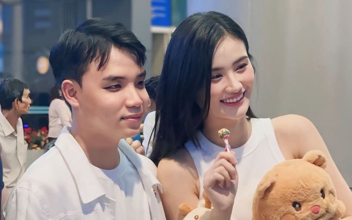 Thái độ bạn trai gây chú ý khi Ý Nhi nói chuyện với Nam vương