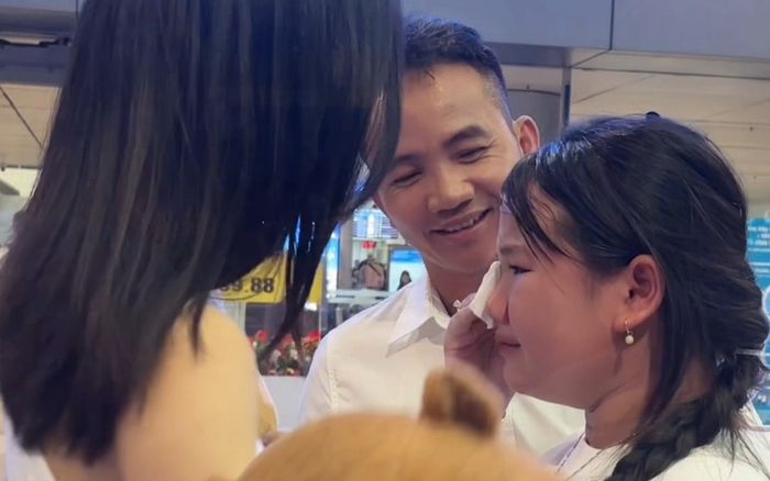 Em gái Hoa hậu Ý Nhi khóc nức nở tiễn chị đi Úc