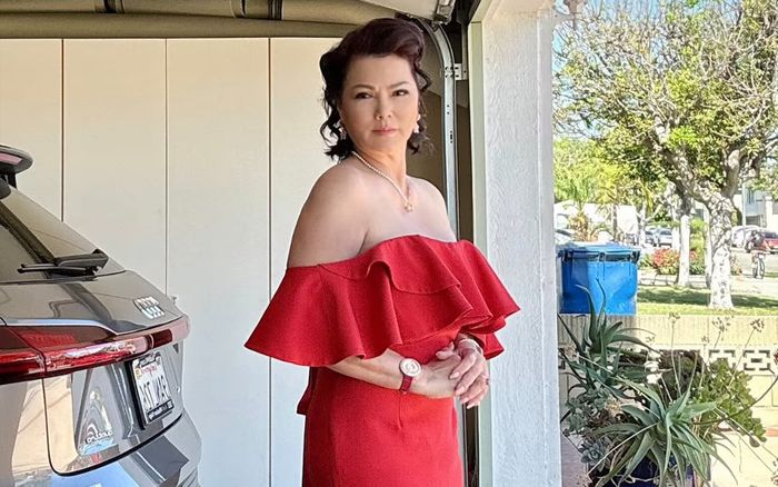 Vợ Chí Tài diện đầm trễ vai, khoe nhan sắc 'lão hoá ngược'