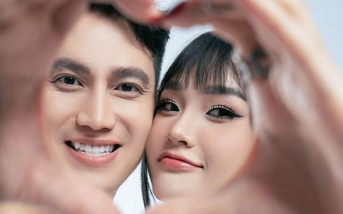 Việt Anh công khai bộ ảnh hạnh phúc cùng tình màn ảnh kém 17 tuổi