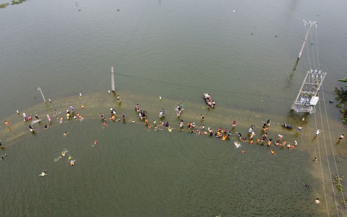 Mưa lũ triền miên, ngoại thành Hà Nội xuất hiện 'ốc đảo'