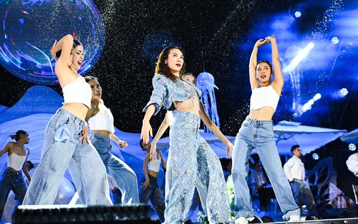 Hành động ấm lòng của khán giả khi thấy Mỹ Tâm biểu diễn dưới trời mưa tầm tã
