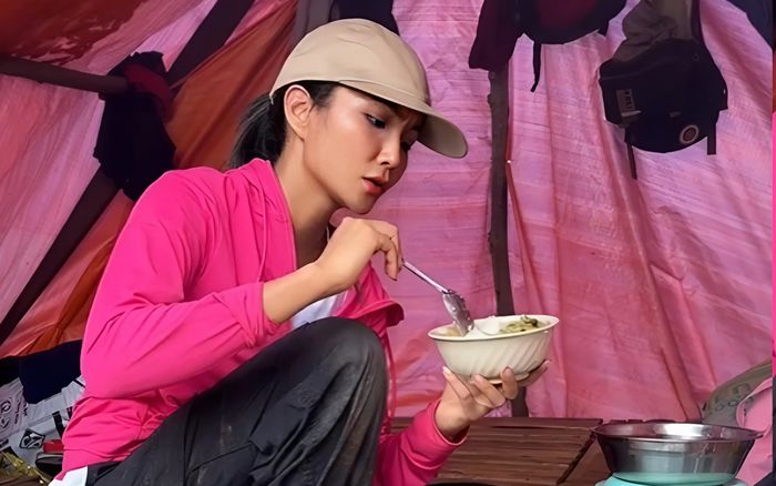 Hoa hậu H'Hen Niê về quê làm nông