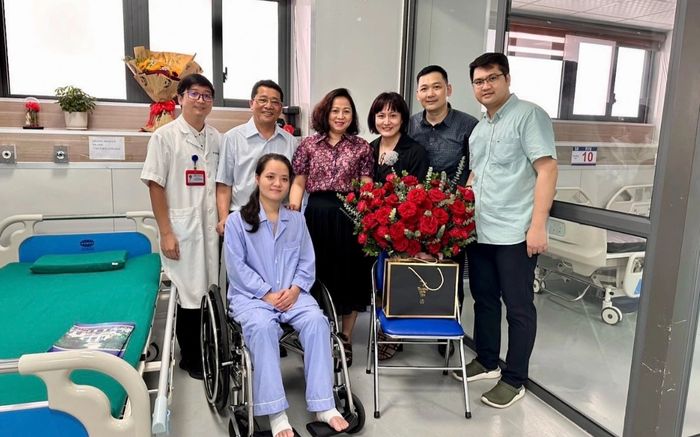 Nữ bác sĩ bị tấm kính ở The Coffee House rơi vào người hồi phục đáng kể, trở lại làm việc ở bệnh viện K