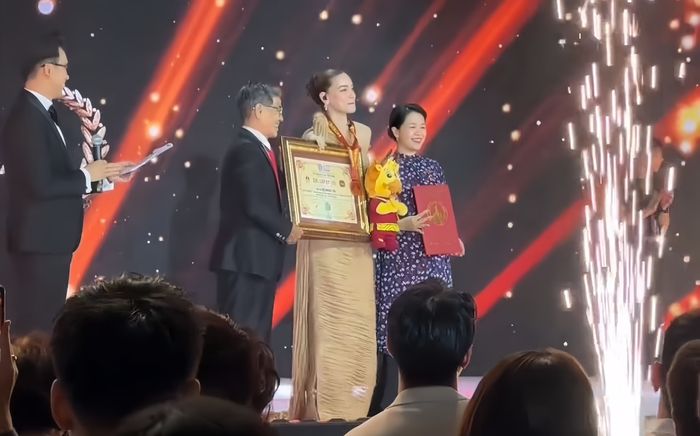 Hồ Ngọc Hà vỡ oà đón tin vui