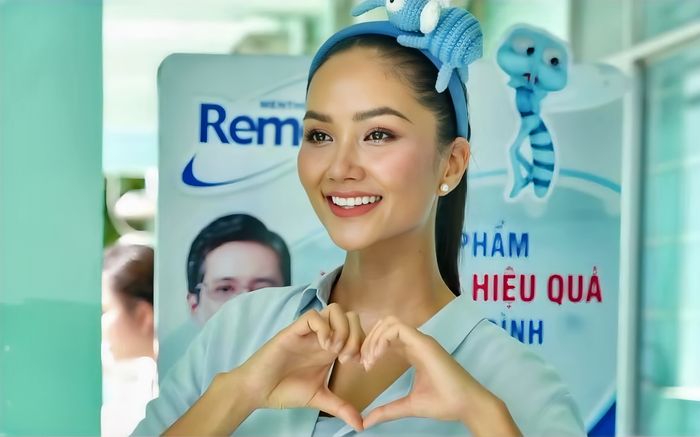 H'Hen Niê và bạn trai cùng làm điều ý nghĩa