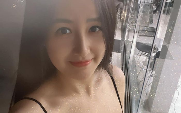 Mai Phương Thuý khéo léo khoe vòng một ngoại cỡ
