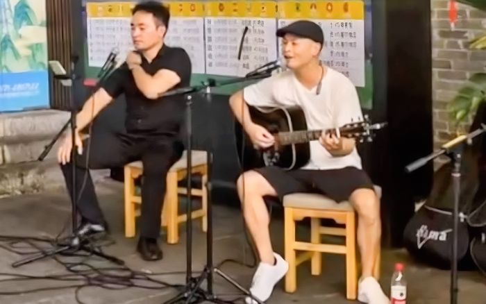 Nam ca sĩ nổi tiếng một thời bị bắt gặp hát rong lề đường