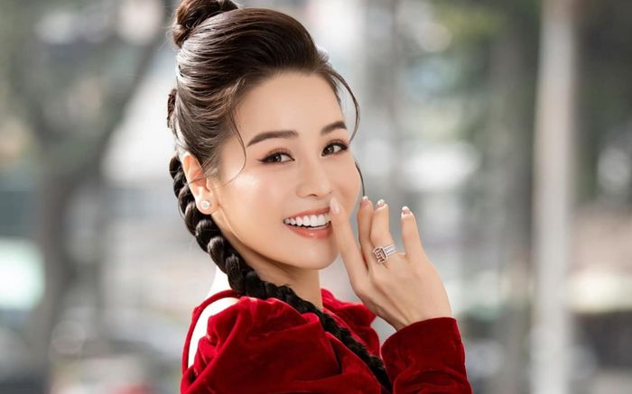 Nhật Kim Anh khoe ảnh gia đình 3 người hạnh phúc, khán giả nườm nượp xin vía