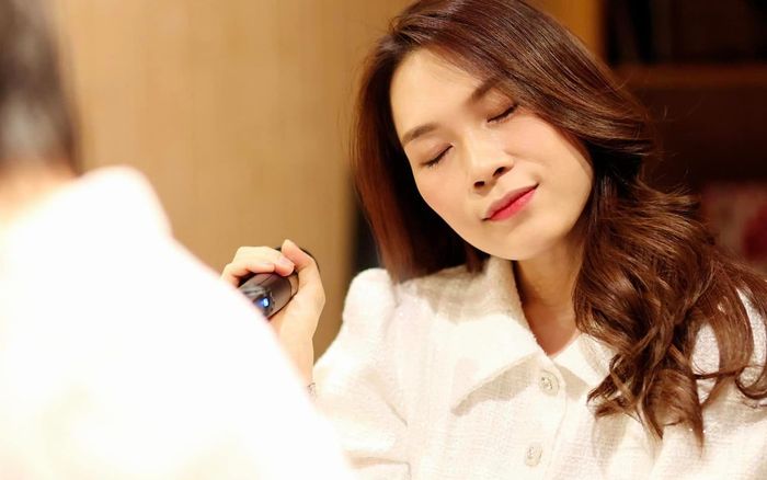 Mỹ Tâm đăng ảnh cùng 'chàng trai giấu mặt', dân tình đồn đoán danh tính