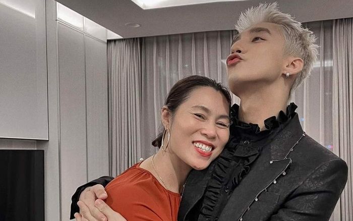 Mẹ Sơn Tùng chúc mừng thành tích của con trai theo cách không ai ngờ đến