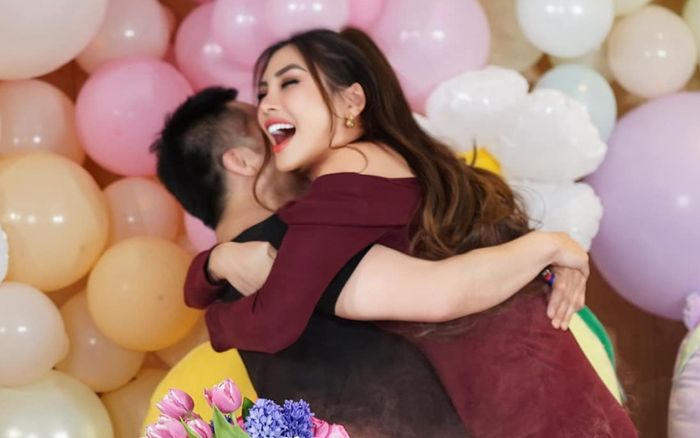 Siêu mẫu Võ Hoàng Yến hôn chồng đầy ngọt ngào