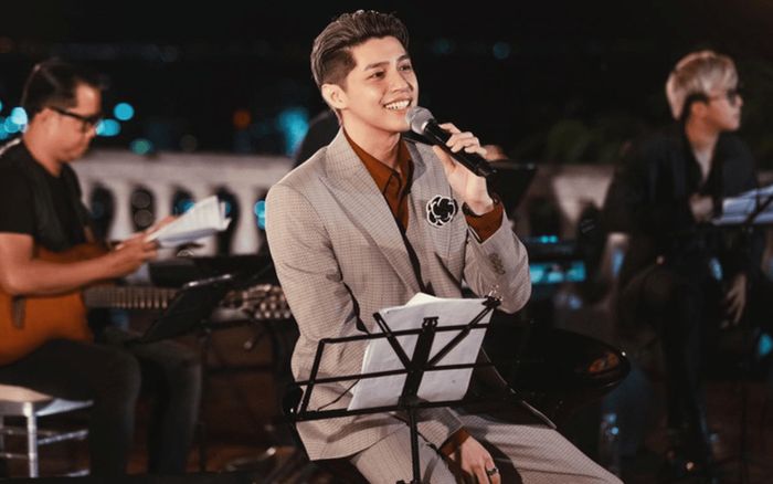 Noo Phước Thịnh yêu cầu vũ công ngừng biểu diễn để làm một việc với khán giả