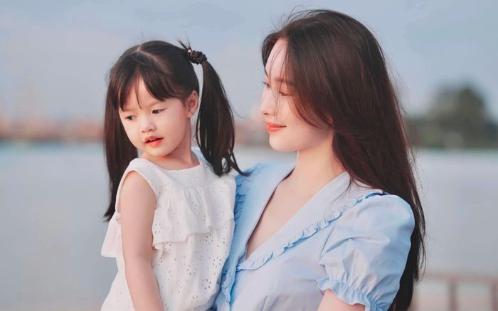 Con gái xinh như 'búp bê sống' của Hoa hậu Việt được ngợi khen là thần tiên tỷ tỷ