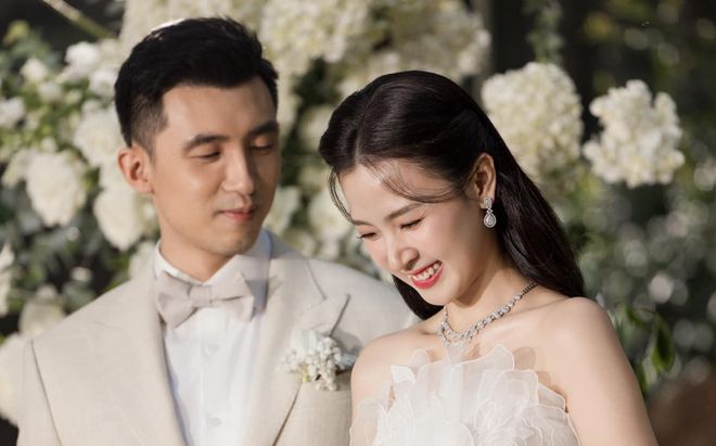 Cận cảnh bữa tối trăng mật sang trọng của Midu và chồng thiếu gia