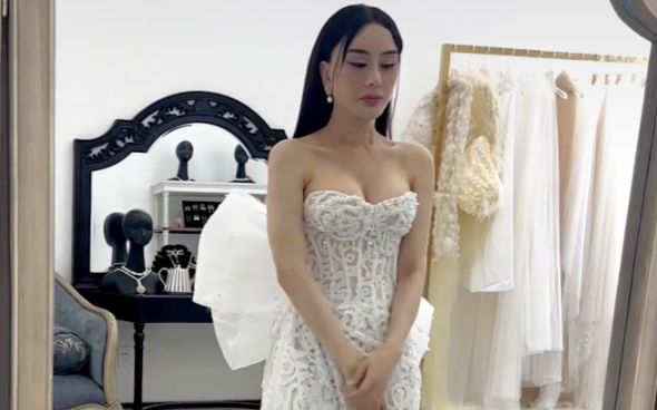 Lâm Khánh Chi ép chặt thân hình phồn thực khi mặc váy cưới