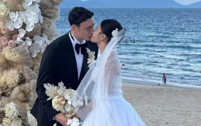 Thủ môn Đặng Văn Lâm 'khoá môi' bà xã trong hôn lễ