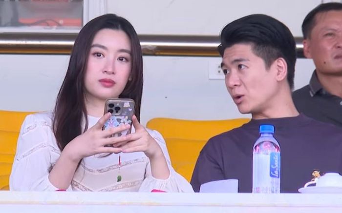 Đỗ Mỹ Linh diện váy kín đáo đến sân cỏ hậu bị soi vòng hai 'lùm lùm'