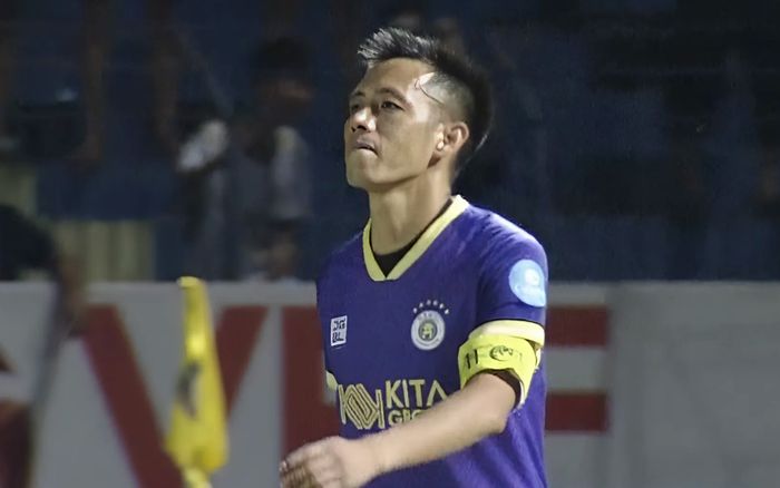 Văn Quyết sút hỏng 11 m theo cách kỳ lạ khiến Hà Nội FC mất chức vô địch