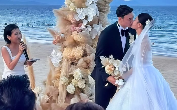 Thủ môn Đặng Văn Lâm và bà xã nói lời thề nguyện trong hôn lễ