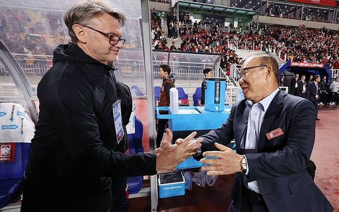 HLV Troussier đối đầu cam go với HLV Park Hang Seo để thoát thất nghiệp