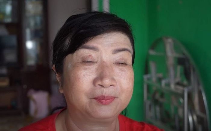 Người phụ nữ Kiên Giang có đôi mắt 50 năm không mở nhưng làm được mọi thứ