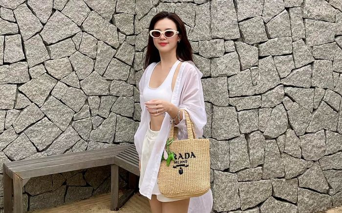 Midu mang túi hiệu cả chục triệu đồng đi nghỉ dưỡng với ông xã thiếu gia