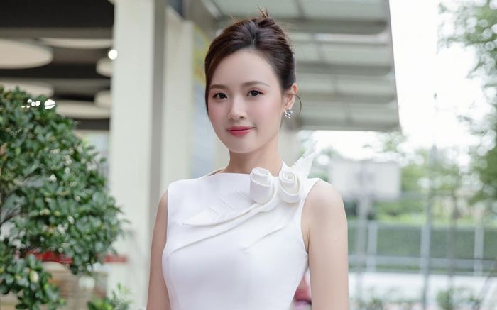 Midu đeo đồng hồ hơn 200 triệu đi chấm thi