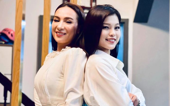 Tuyết Nhung tặng món quà đặc biệt cho mẹ nuôi Phi Nhung?