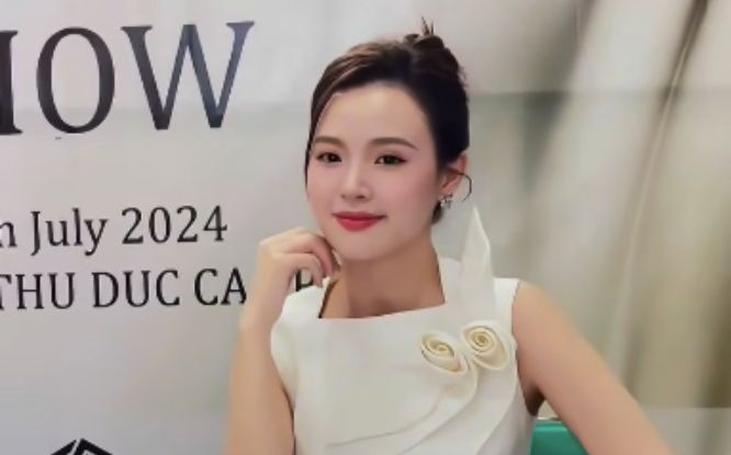 Midu được khen 'trẻ hơn trò' khi đi chấm đồ án tốt nghiệp