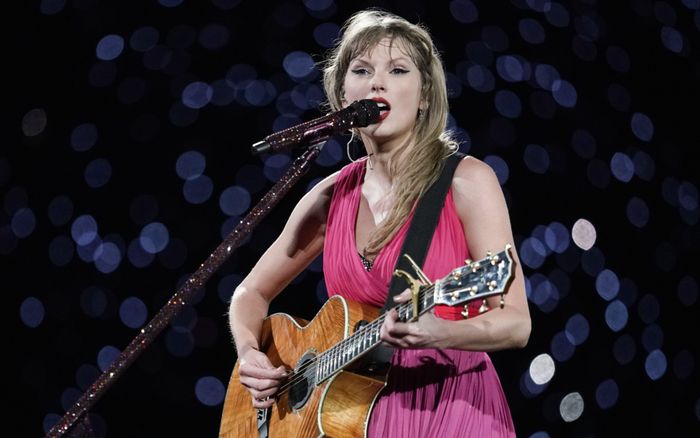 Ca khúc cũ của Taylor Swift thăng hạng liên tục trên BXH