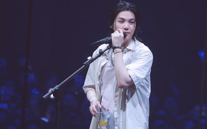 Giữa ồn ào, Suga bị đào lại hành động uống rượu trên sân khấu