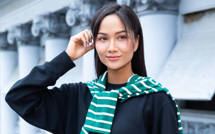 H'Hen Niê và bạn trai công khai khoảnh khắc tình tứ tại nơi công cộng