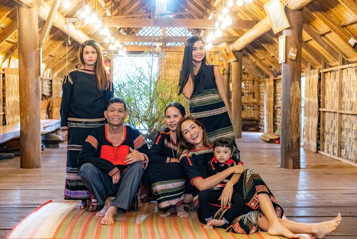 Số tiền H'Hen Niê chi để sửa nhà và mua mảnh đất rộng cho bố mẹ?