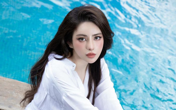 Á hậu Việt nóng bỏng bán nhà 10 tỷ, từng bị bố khóa trái cửa nhốt ở nhà vì say xỉn