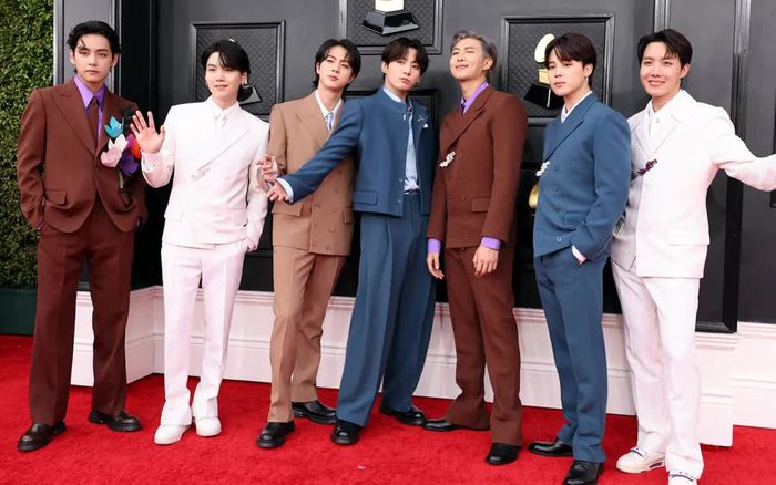 Suga bị yêu cầu rời BTS
