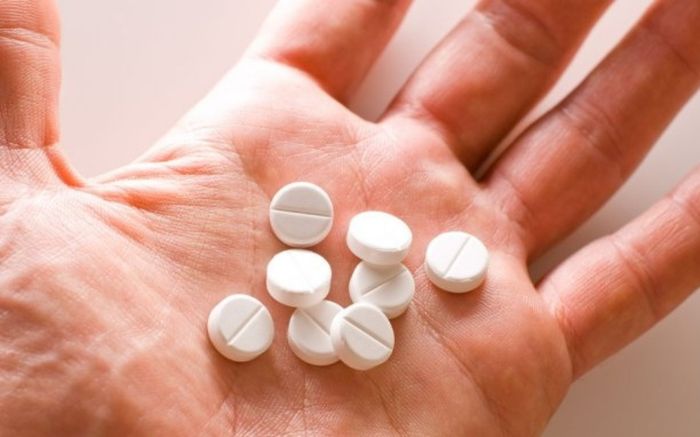 Nhờ em trai pha thuốc hạ sốt, cô gái 19 tuổi suýt tử vong vì uống 9 viên hoà tan