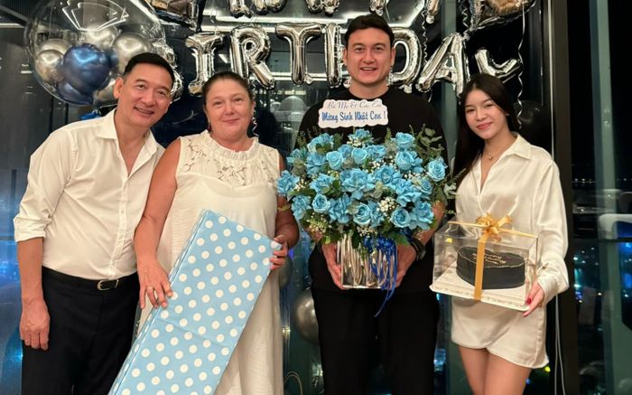 Đặng Văn Lâm đón tuổi mới bên gia đình, nhan sắc vợ hot girl chiếm spotlight