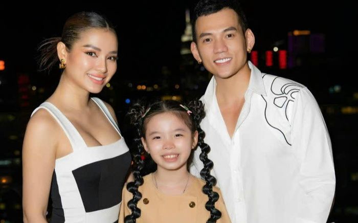 Con gái Phương Trinh Jolie tủi thân khi bị soi mói, bố dượng nói 1 câu gây chú ý